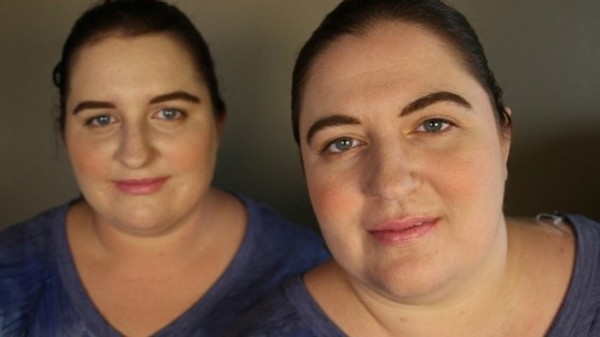 Jennifer yang berusia 33 tahun dari Texas dan Amber yang berusia 23 tahun dari North Carolina bertemu lima menit setelah mendaftar di situs web Twin Strangers (Twins Strangers), yang membantu orang menemukan rekan mereka dari seluruh dunia