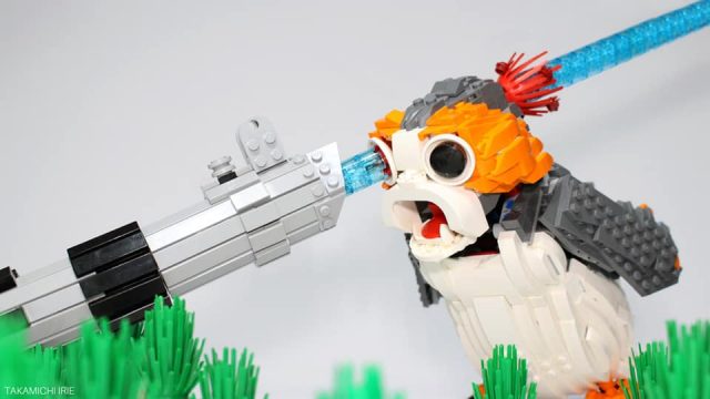 Конечно, каждый запоминающийся момент в «Звездных войнах» заслуживает того, чтобы быть увековеченным в LEGO, и именно здесь строитель   Такамичи Ирие   приходит, с отличным отдыхом с использованием официальных   набор LEGO Porg в натуральную величину   ,