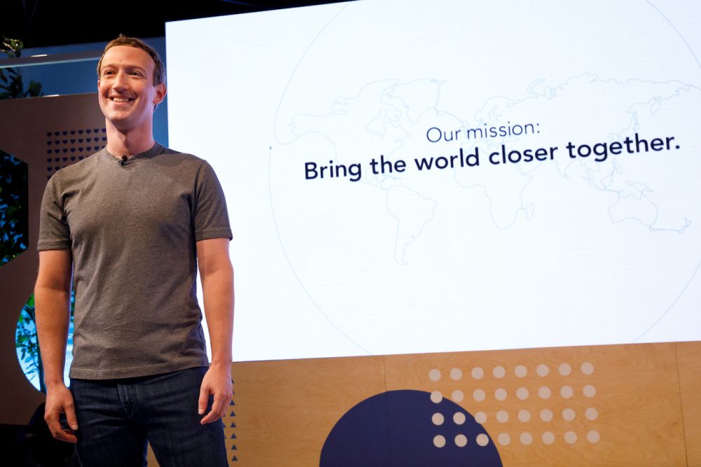 «Мы поддерживаем людей в создании сообщества и соединении мира друг с другом» - это новая миссия Facebook