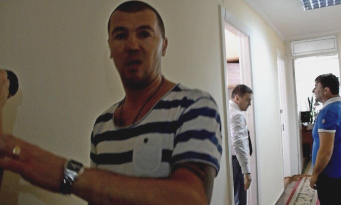 Иван Кухта (в белой рубашке) пытается остановить драку