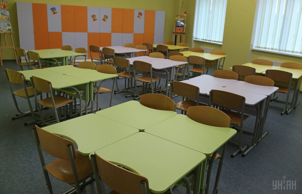 В местной власти уверяют, что государство полностью обеспечила всем необходимым первые классы, которые начнут обучение уже с сентября по стандартам новой украинской школы