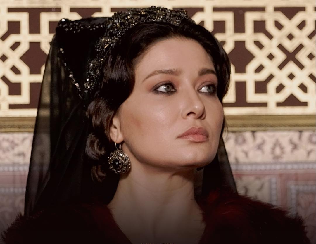 Саат позаботится о молодежи султаны, а актриса Нургюль Йешильча возьмет на себя роль взрослой султаны , согласно лозунгу   13 канал