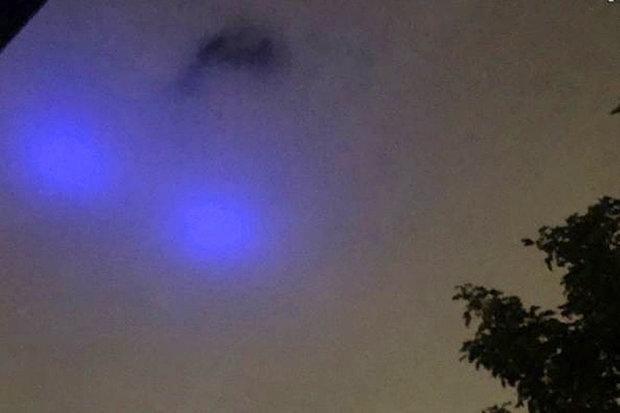 Местные жители заметили зловещее свечение в небе над Сталибриджем, Большой Манчестер, около 23 часов вечера в понедельник вечером