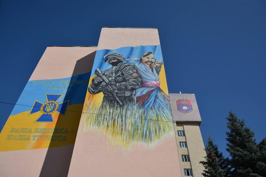 На здании Национальной академии СБУ вместо украинского воина изобразили спецназовца ФСБ РФ