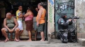 Не так давно, в октябре 2009 года в трущобах Рио-де-Жанейро состоялась небольшая, но кровавая война за контроль над торговлей кокаином