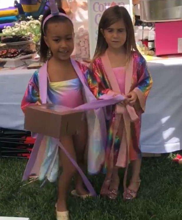 37-летний магнат поделился ранее невидимыми фотографиями из совместной съемки на тему единорога, которая была проведена с шестилетней дочерью Кортни Пенелопой Дисик в ее официальном приложении «Ким Кардашьян Вест»