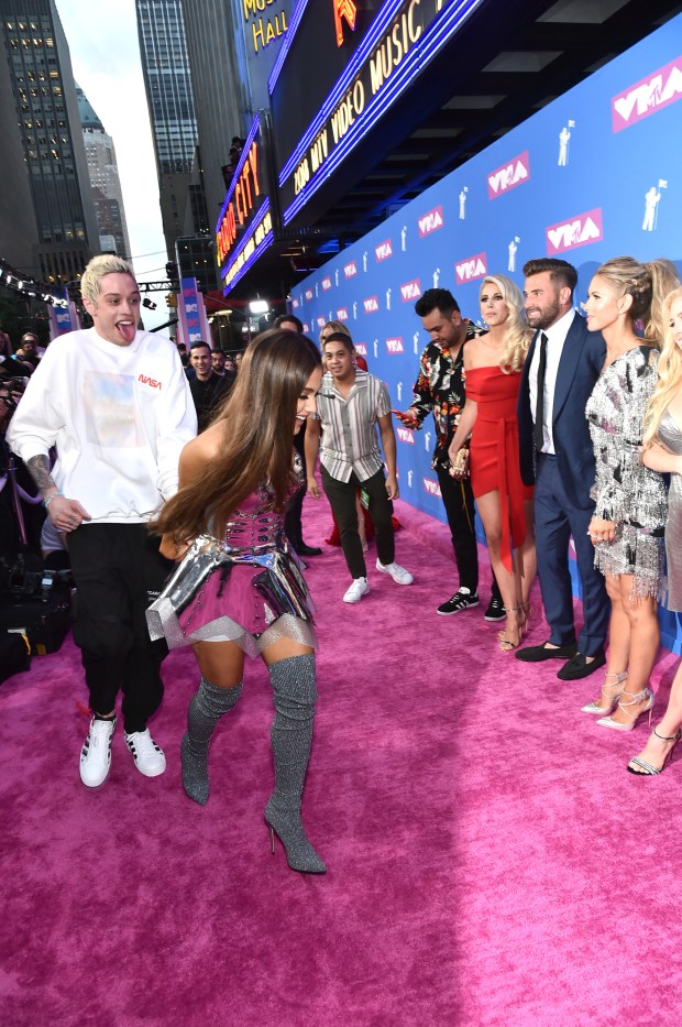 Ариана Гранде и Пит Дэвидсон продолжали показывать, что они переполнены радостью в компании друг друга, когда они дебютировали на красной дорожке на MTV Video Music Awards 2018 в понедельник вечером